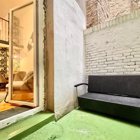 Daire Rock Mary's Mini